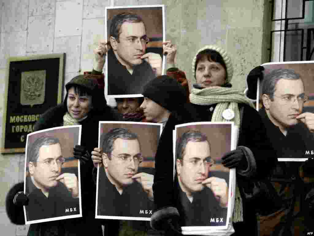 Supporters protest outside a courthouse in Moscow on January 15, 2004.
