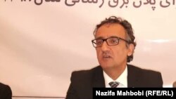 امان‌الله غالب رئیس برشنا شرکت حین سخنرانی در یک کنفرانس در کابل