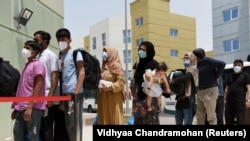 آرشیف، شماری از افغان‌های انتقال شده به یکی از کمپ‌های ابوظبی