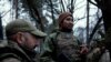 Эрдем "Шаман" Тикеев (справа) и анонимный боец одного из иностранных легионов ВСУ, архивное фото