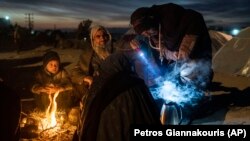 یک خانواده از آوارهای داخلی در هرات