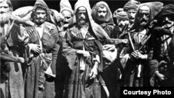 Победоносная для Российской империи война обернулась трагедией для многих горских народов Кавказа. Абхазо-адыгский и черкесский мир оказался расколот на части. Спасаясь от жестокой войны, люди покинули родину и переселились в Турцию, а позже рассеялись по разным странам