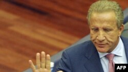 Behdžet Pacoli pozdravlja članove skupštine nakon što je izabran za predsednika Kosova, 22. februar 2011. 