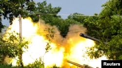 Тајландските војници пукаат кон камбоџанската страна, во Сурин, Тајланд, 25.07.2025 година.