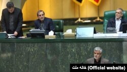 محمود صادقی، نماینده در مظان بازداشت، در حال ایراد نطق خود در مجلس