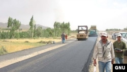 تصویر دور اول بازسازی شاهراه کابل - قندهار که در سال ۲۰۰۳ میلادی صورت گرفت