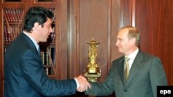 Ռուսաստան -- արխիվ -- 2000թ․ հուլիսի 4-ին արված լուսանկար, որում Ռուսաստանի նախագահ Վլադիմիր Պուտինը (աջից) սեղմում է Պետդումայի Աջակողմյան միություն ֆրակցիայի ղեկավար Բորիս Նեմցովի ձեռքը Կրեմլում տեղի ունեցած հանդիպման ժամանակ, Մոսկվա