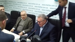 Жириновського атакували в Києві капустою за «нелюбов до України»