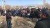 Cобравшиеся по поводу происшествия на месторождении Шыралжын жители.