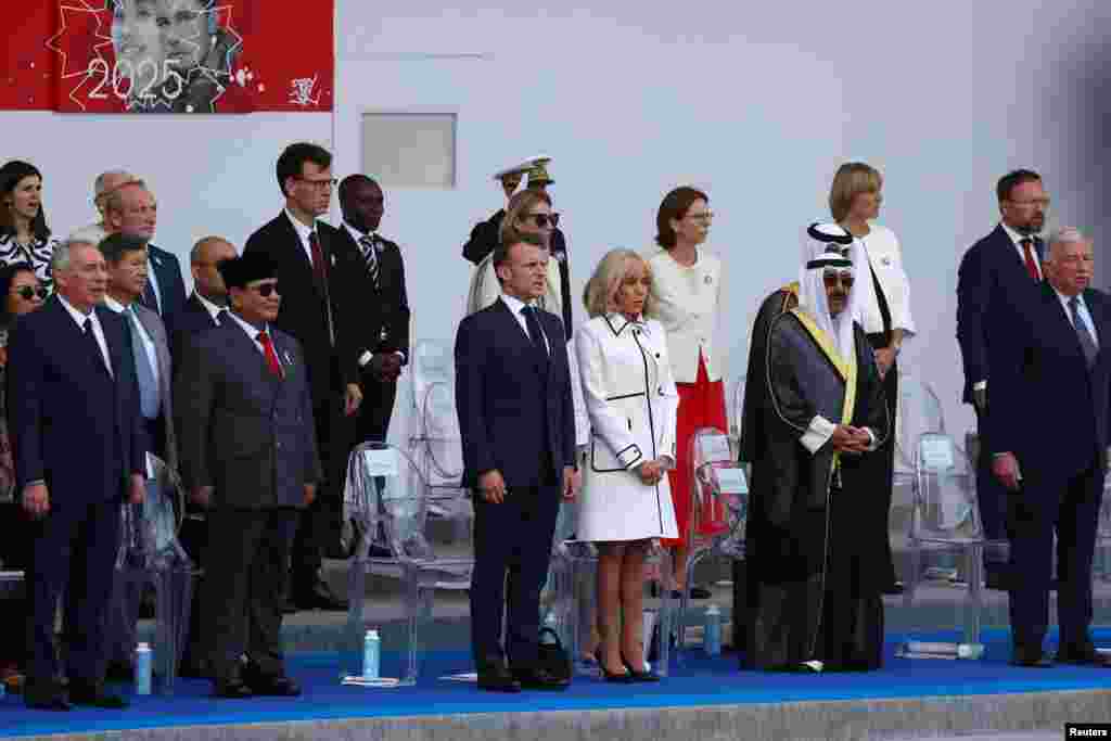 Președintele francez, Emmanuel Macron, soția sa, Brigitte Macron, președintele Indoneziei, Prabowo Subianto, emirul Kuweitului, Sheikh Mishal Al-Ahmad Al-Jaber Al-Sabah, și membri ai guvernului francez privesc defilarea forțelor terestre - 14 iulie 2025.În discursul din ajunul Zilei Franței, Macron a mai spus: „Din 1945, libertatea noastră nu a fost niciodată atât de amenințată și niciodată atât de grav”.„Asistăm la o revenire a amenințării nucleare și la o proliferare a conflictelor majore.”