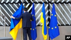 Єврокомісія також наполягатиме на досягненні прогресу в деяких пріоритетних сферах, включно з боротьбою з корупцією.
