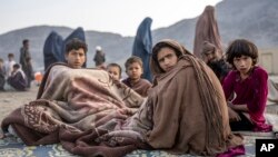 تعدادی از کودکان مهاجر افغان که از پاکستان به طور جبری اخراج شده اند 