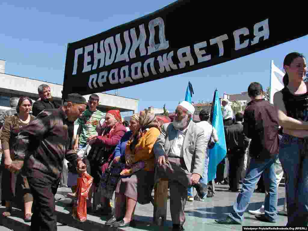 6. Год 2008-й, Симферополь, площадь Ленина. Отсутствие решений крымскотатарских проблем многие расценивали как продолжение геноцида. Но лишь сегодня лозунг на этом плакате превратился из сильной метафоры в констатацию ужасающей реальности.