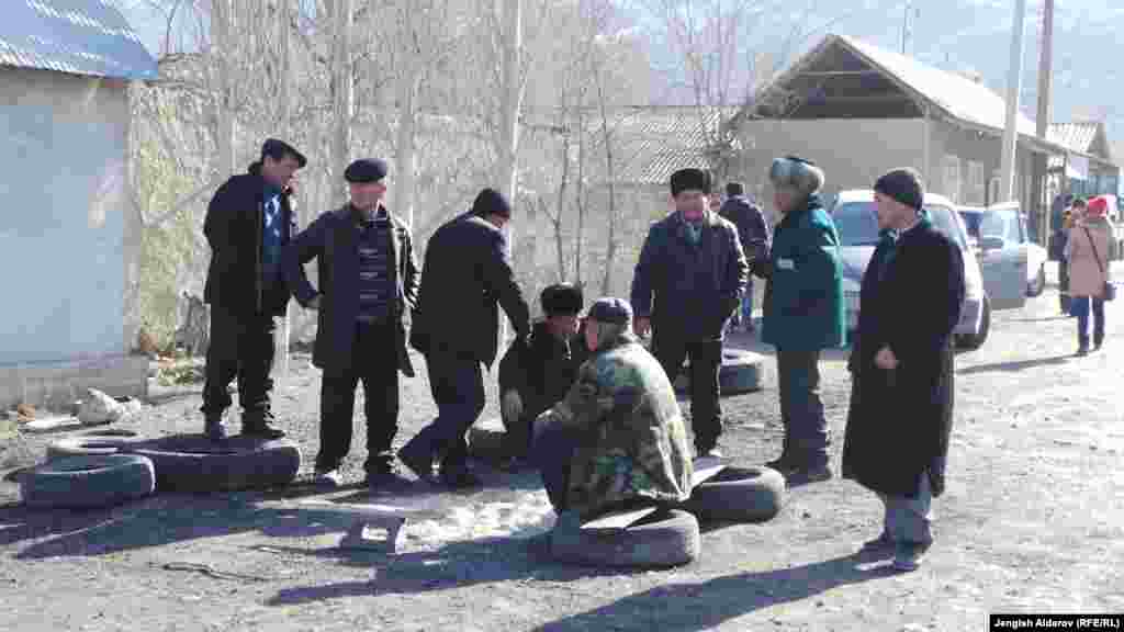 Көчөдө топтолуп турган жергиликтүү тургундар. Көк-Таш айылы, Баткен, 18-январь.