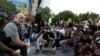 Поліцейські опустилися на коліно разом з протестувальниками під час акції протесту через загибель після затримання поліцією афроамериканця Джорджа Флойда, Атланта, 1 червня 2020 року