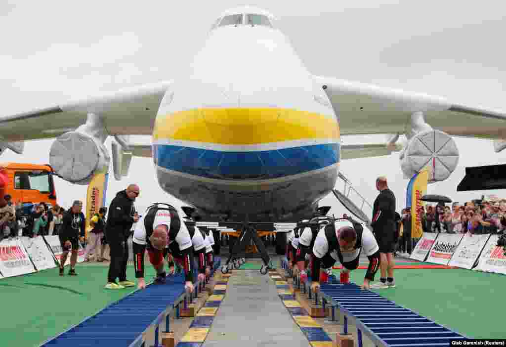 Ukrajinski snažni sportisti postavili su svjetski rekord u izvlačenju najvećeg svjetskog teretnog aviona-Antonov An-225-na aerodromu izvan Kijeva. Vukući avion u dvije grupe po četiri, muškarci su uspjeli pomaći avion 4,3 metra u roku od 1 minute i 13 sekundi. Taj podvig postavio je nacionalni rekord za najmanje ljudi koji su vukli avion. U 2013. avion je vuklo 10 ljudi.
