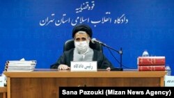احمد زرگر در یکی از جلسات محاکمه در دادگاه انقلاب
