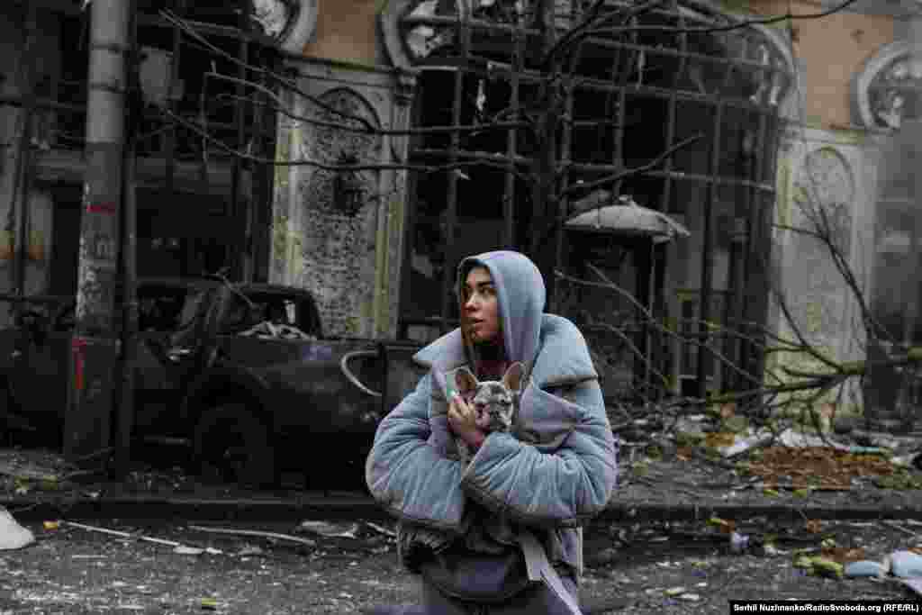 Жанчына трымае свайго сабаку пасьля расейскага ўдару па Кіеве, 20 сьнежня 2024&nbsp;