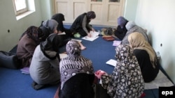 آرشیف - زنان در یک صنف سواد آموزی در کابل
