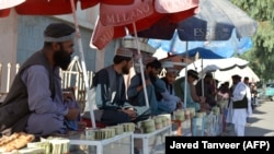 همزمان با افزایش قمیت مواد خوراکی٬ ارزش پول افغانی در برابر اسعار خارجی نیز بلند رفته است