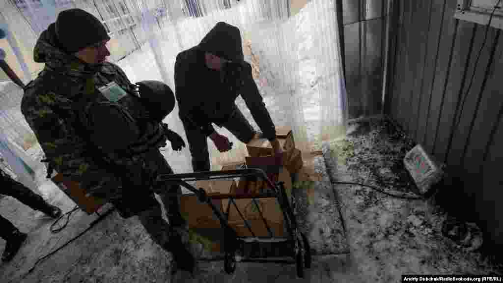 Перевірка вантажу на вагу. Максимум можна брати (та везти на тачках) з собою 75 кг. Зараз ваги показують 74,2 кг. Допустимо