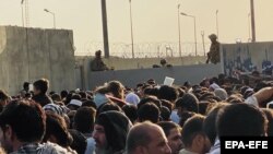 تجمع افغان ها در نزدیک یکی از دروازه های میدان هوایی کابل