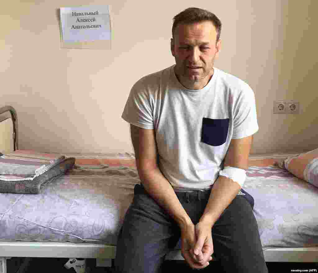 Заметно нездоровый Алексей Навальный с красными и опухшими глазами сидит на больничной койке в Москве 29 июля 2019 года, отбывая 30-дневный арест по обвинению в организации несанкционированного протеста. Тогда он заявил, что его отравили. Но врачи объяснили его болезнь "острой аллергической реакцией".