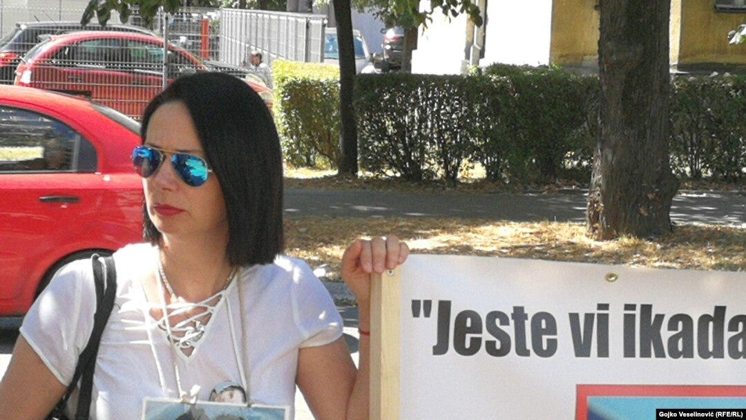 Protestu aktivista grupe Pravda za Davida ispred banjalučkog Osnovnog suda prisustvovala je i majka Davida Dragičevića, Suzana Radanović (na fotografiji, 15. juli 2021.)