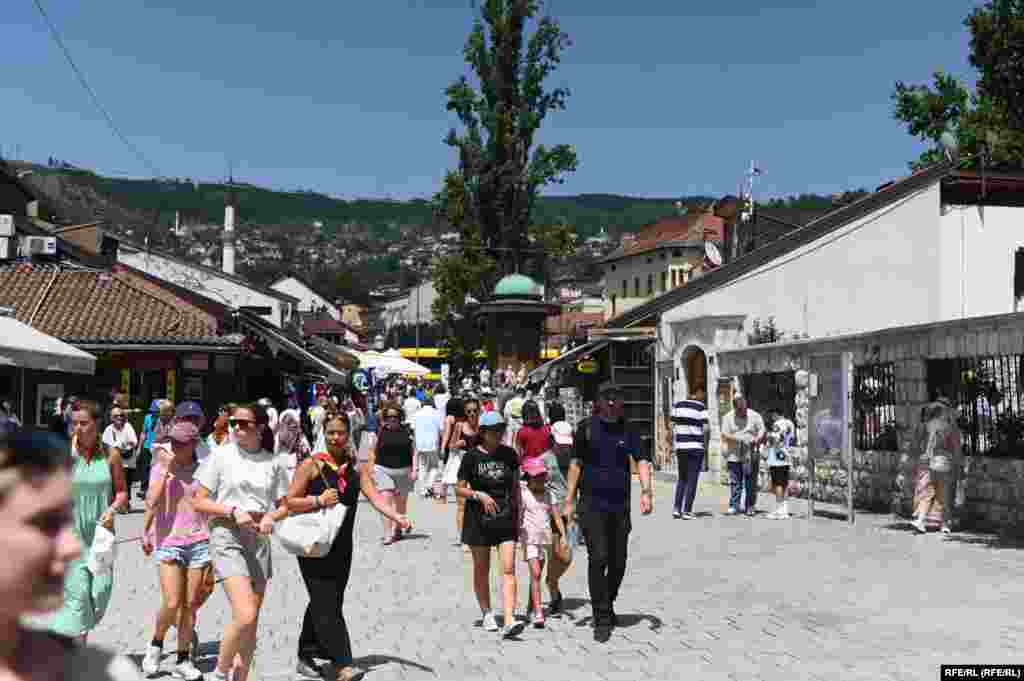 Visoke temperature nisu spriječile posjetioce da dan provedu na Baščaršiji, starom dijelu Sarajeva. 