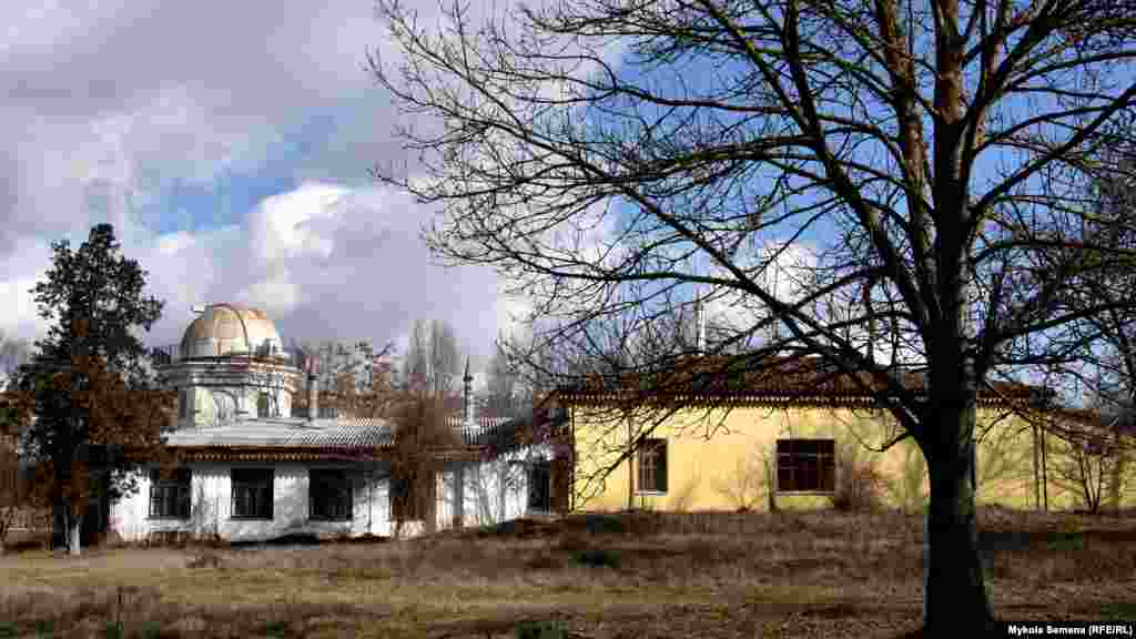 Багато разів уже перебудована садиба, яку приписують відомому німецькому вченому Петру Симону Палласу в Салгирці. Через те, що колись цей маєток купила його дружина Кароліна Іванівна, Паллас називав свій кримський притулок в її честь – Каролінівкою. Паллас прожив тут 10 років, потім розлучився з дружиною, назавжди попрощався з Кароліною і з Каролінівки і поїхав на батьківщину