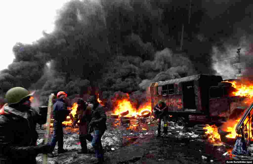 Protesters clash with riot police in downtown Kyiv on January 22, 2014. 