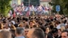 Detalj sa masovnog protesta na Trgu Slavija, na kojem je jedan od govornika bio i Milo Lompar, 28. jun 2025.