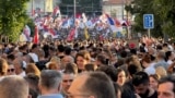 Detalj sa masovnog protesta na Trgu Slavija, na kojem je jedan od govornika bio i Milo Lompar, 28. jun 2025.