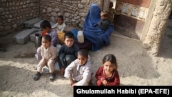 آرشیف، یک خانواده بیجا شدۀ افغان