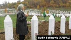 Hatidža Mehmedović u Memorijalnom centru Potočari, Srebrenica