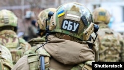 У СБУ кажуть, що спочатку на замовлення ГРУ РФ фігурант підпалив військовий пікап і трансформаторну підстанцію у Чернігові.