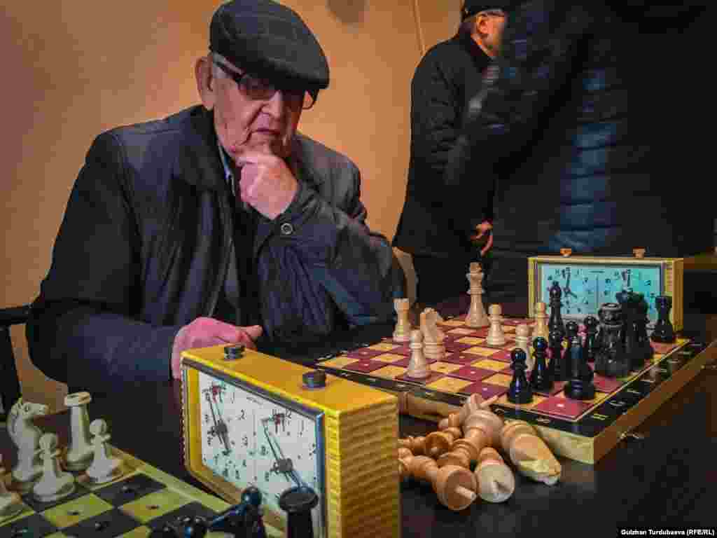 Ушул тапта Кыргызстанда майыптыгы бар 196 400 ашуун адам катталган. Анын ичинен 30 миңден ашууну жашы 18ге толо электер. Майыптыгы бар адамдарга ай сайын 3000 сомдон 6000 сомго чейинки жөлөк пул төлөнөт. 