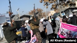 آرشیف، واکنش شماری از طالبان مسلح به اعتراض شماری از زنان افغان