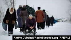 Пенсионеры возвращаются на оккупированную территорию, КПВВ Станица Луганская, январь 2019 