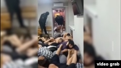 В социальных сетях появилось видео, на котором запечатлено, как мигрантов из Кыргызстана заставляют ползать по полу и лежать друг на друге во время полицейского рейда в Москве