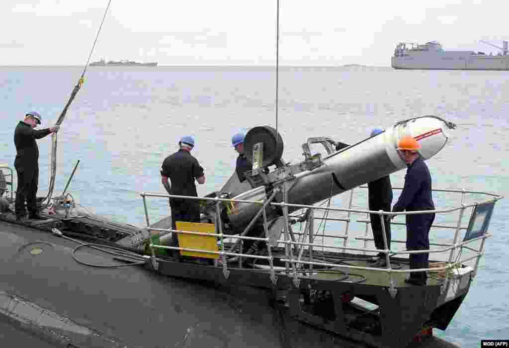 Військовослужбовці ВМС Великої Британії керують ракетою «Томагавк» на військово-морській базі в Індійському океані в листопаді 2001 року.Президент США Дональд Трамп висловлює дедалі більше розчарування Москвою через пробуксовування мирних переговорів. Як повідомляється, потенційне постачання «Томагавків» було відновлено нещодавно на тлі прагнення Білого дому змусити Кремль «відчути біль» від розв'язаної ним війни проти України