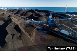 Погрузка угля на Дальнем Востоке России для поставок в Китай, Южную Корею, Японию и другие страны Азии