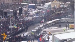 Майдан оговтується після нічних сутичок з силовиками