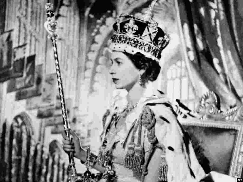 Коронация, 2 июня 1953 года. Елизавета II взошла на престол в начале 1952 года, после смерти своего отца Георга VI. Ей было 25 лет. 