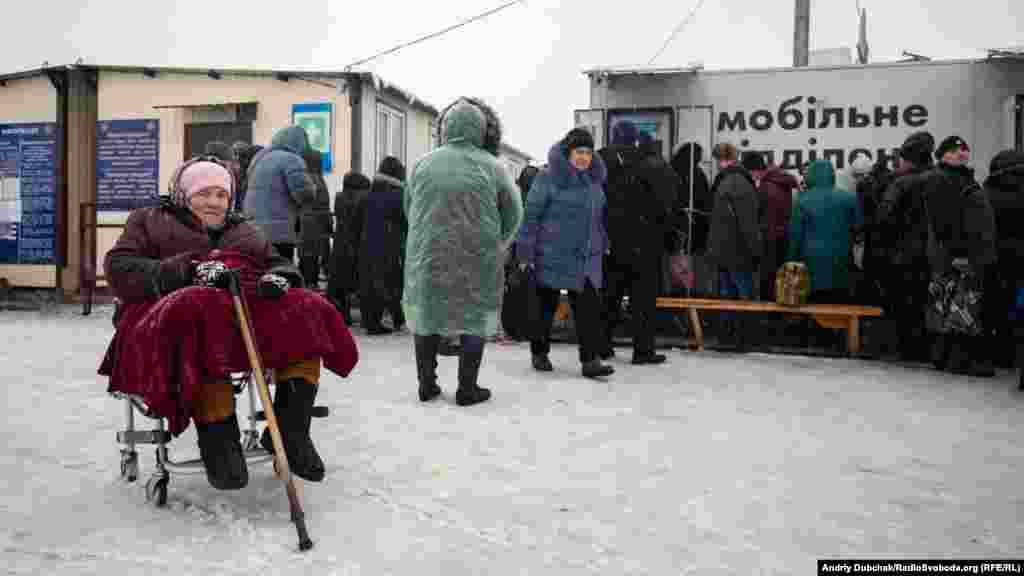 Більшіст людей, які проходять через КПВВ, це пенсіонери з непідконтрольних Україні територій. Вони приходять отримувати пенсії. Поруч із пунктом пропуску з минулої осені облаштований мобільний пункт «Ощадбанку». Гроші у банкомати завантажуть щоденно