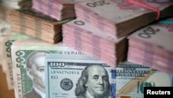 Національний банк України опівдні оприлюднив довідкове значення курсу 24 гривні 86 копійок за долар