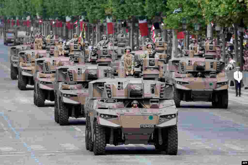 Soldați francezi defilează la bordul vehiculelor blindate de luptă JAGUAR, în timpul paradei de pe Champs-Élysées - 14 iulie 2025.„Trecem printr-un moment crucial”, a declarat Macron, duminică, în discursul adresat forțelor armate, făcând referire la creșterile cheltuielilor militare.El s-a referit la „permanenta amenințare rusească” de la frontierele Europei, din Caucaz până în Arctica, și a denunțat „politicile imperialiste” și noțiunea că „puterea este dreptate”.„Niciodată pacea pe continentul nostru nu a depins într-o asemenea măsură de deciziile pe care le luăm acum”, a afirmat Emmanuel Macron.