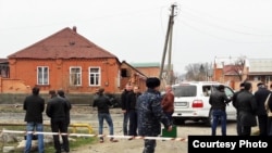 О силе взрыва можно судить по остаткам разорванной на мелкие части машины. Обрушился забор дома, возле которого она стояла