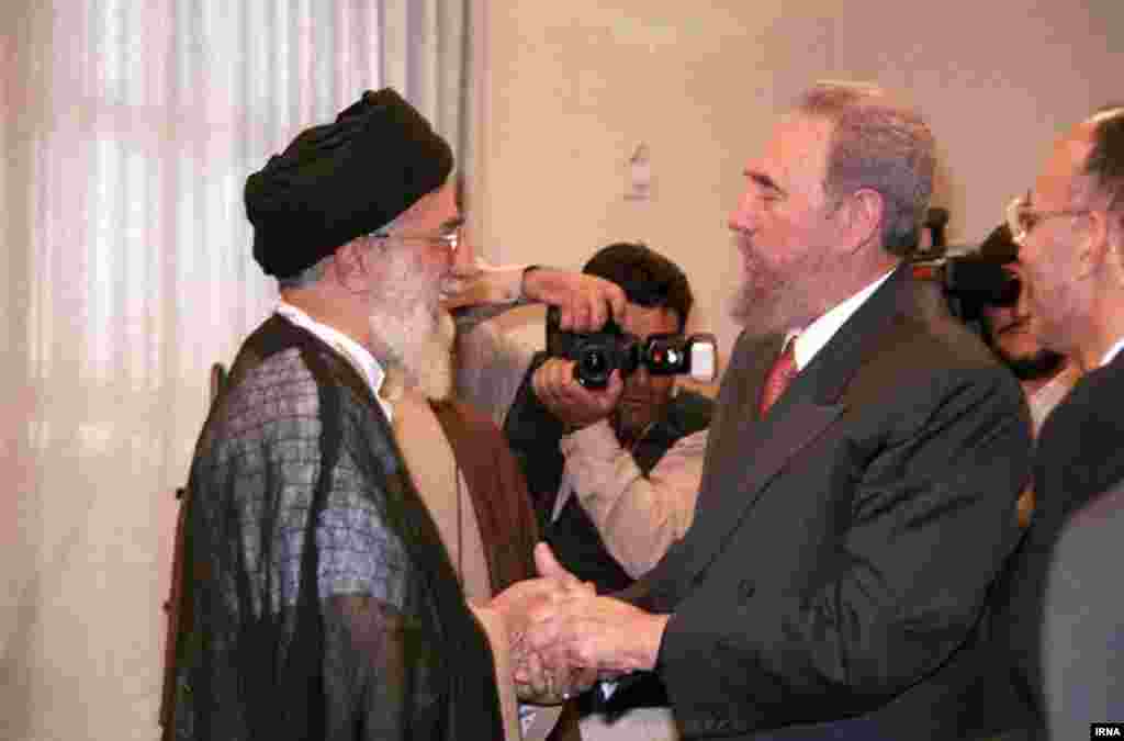 دیدار علی خامنه‌ای، رهبر جمهوری اسلامی، با فیدل کاسترو در تهران در سال ۱۳۸۰