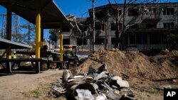 Уламки російської ракети біля пошкодженої будівлі теплоелектростанції ДТЕК після російської атаки на Україну, 2 травня 2024 року. Фото ілюстративне